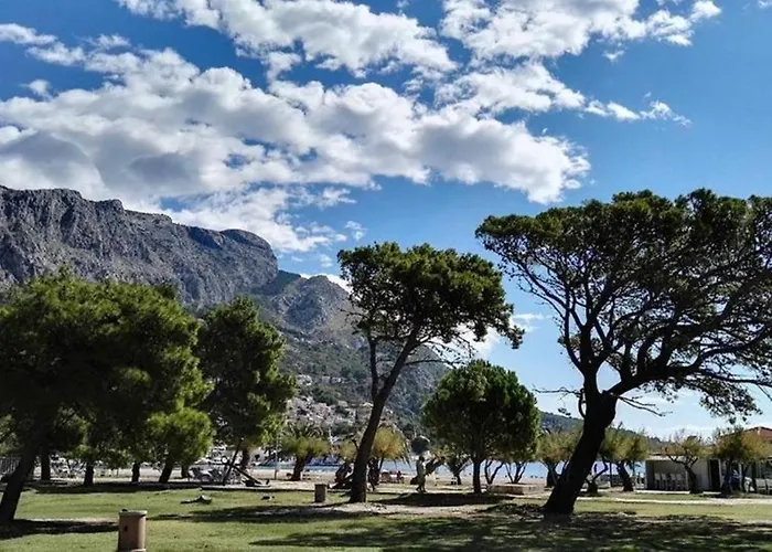 Villa Mama - Traditional Apartments In Omis, Free Parking