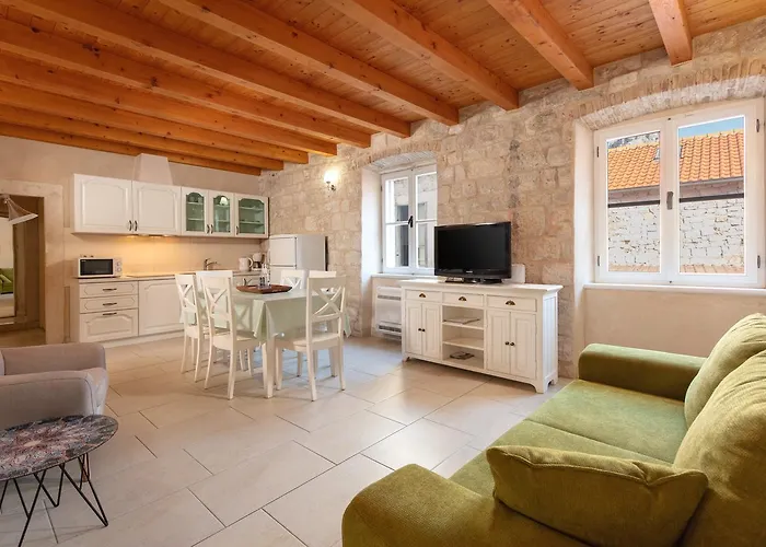 Villa Mama - Traditional Apartments In Omis, Free Parking