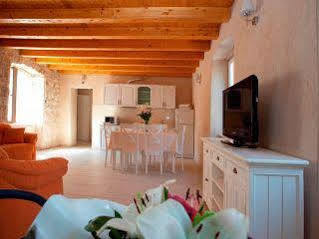 Apartma Mama - Traditional In Omis, Free Parking Omis